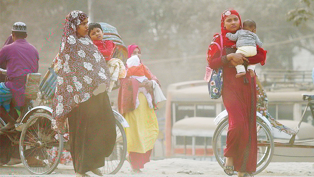 এই ধুলোমাখা পথ পেরিয়ে শিশুসন্তানকে কোলে নিয়ে তাঁদের নিত্যদিনের চলাচল। এই ধুলো শুধুই নাগরিক বিড়ম্বনা তৈরি করছে না, এতে পাওয়া গেছে মানবদেহের জন্য মারাত্মক ক্ষতিকারক ভারী ধাতু।