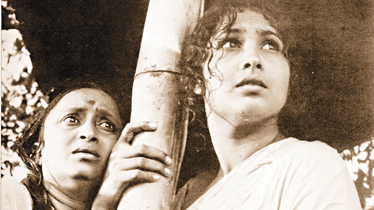 ‘তিতাস একটি নদীর নাম’ চলচ্চিত্রের দৃশ্যে রওশন জামিল ও রোজী সামাদ