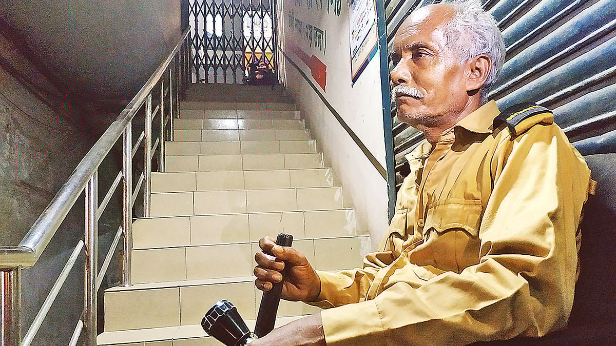 গাজীপুরের টঙ্গী বাজার এলাকার একটি মার্কেটের সামনে নিরাপত্তার দায়িত্বে এই নৈশপ্রহরী।