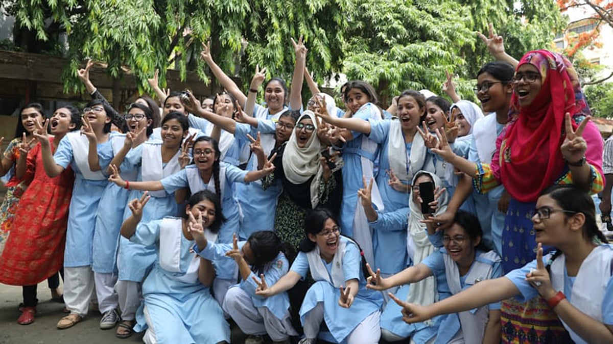 এসএসসির ফলাফল প্রকাশের পর ভিকারুননিসা নূন স্কুল অ্যান্ড কলেজের শিক্ষার্থীদের উল্লাস। বেইলি রোড, ঢাকা