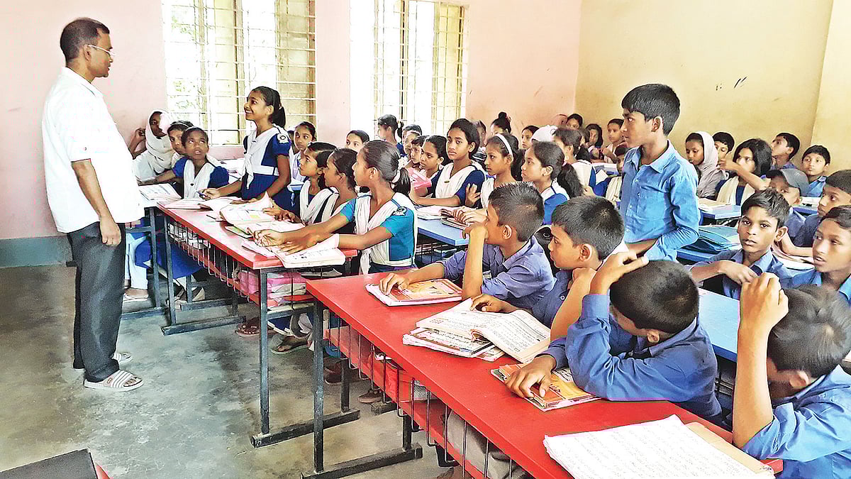 শ্রেণিকক্ষে পাঠদান করছেন এক শিক্ষক