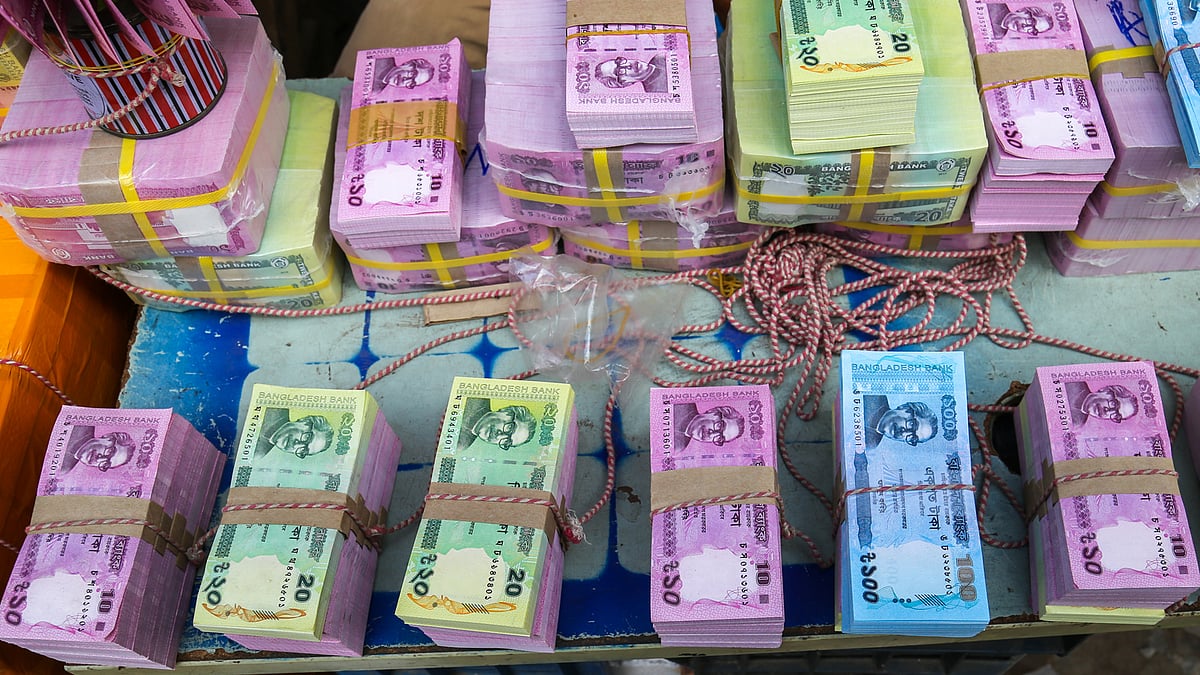 এভাবেই ফুটপাতের ব্যবসায়ীরা সাজিয়ে রাখেন বিভিন্ন অঙ্কের নতুন নোটের বান্ডিল