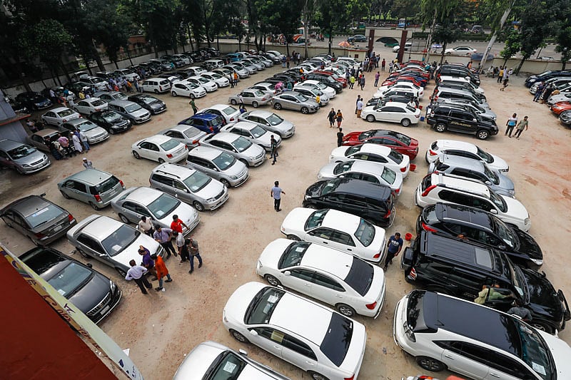 বিক্রির জন্য সারি করে রাখা হয়েছে ব্যবহৃত গাড়ি