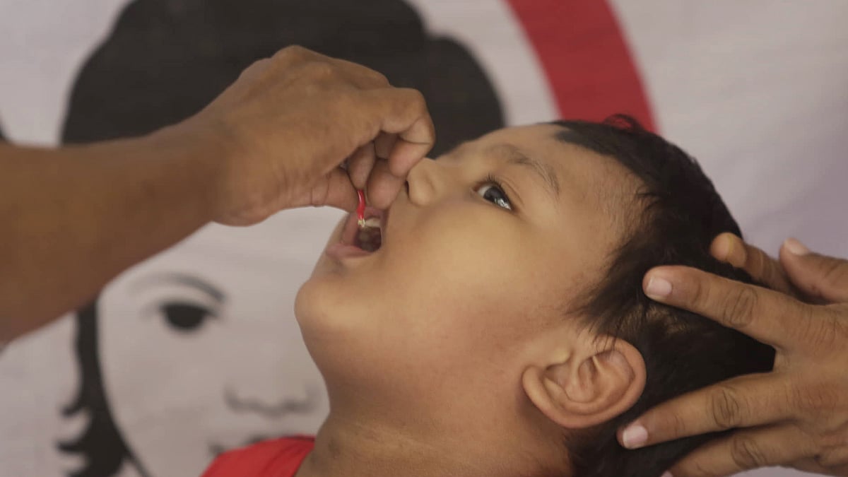 শিশুকে ভিটামিন ‘এ’ ক্যাপসুল খাওয়ানো হচ্ছে