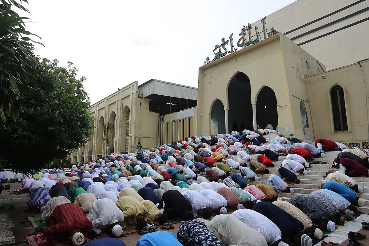 রাজধানীর বায়তুল মোকাররম মসজিদে ঈদের নামাজ আদায় করছেন মুসল্লিরা