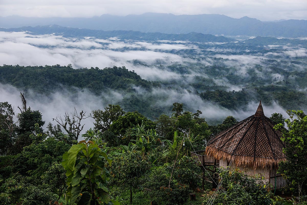 রুইলুই ভ্যালির চারপাশে মনোরম পাহাড় আর সাদা তুলোর মতো মেঘের সারি আপনাকে মুগ্ধ করবেই