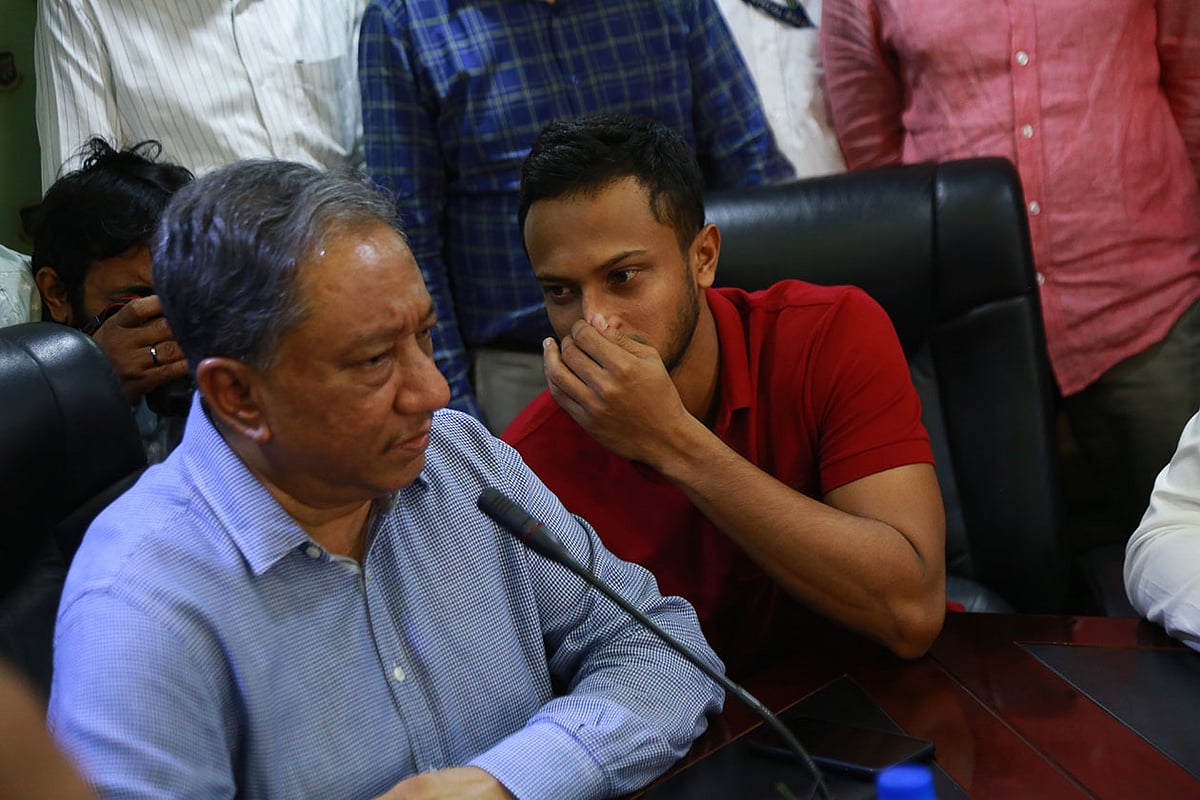 বিসিবি সভাপতি নাজমুল হাসান ও সাকিব আল হাসান।