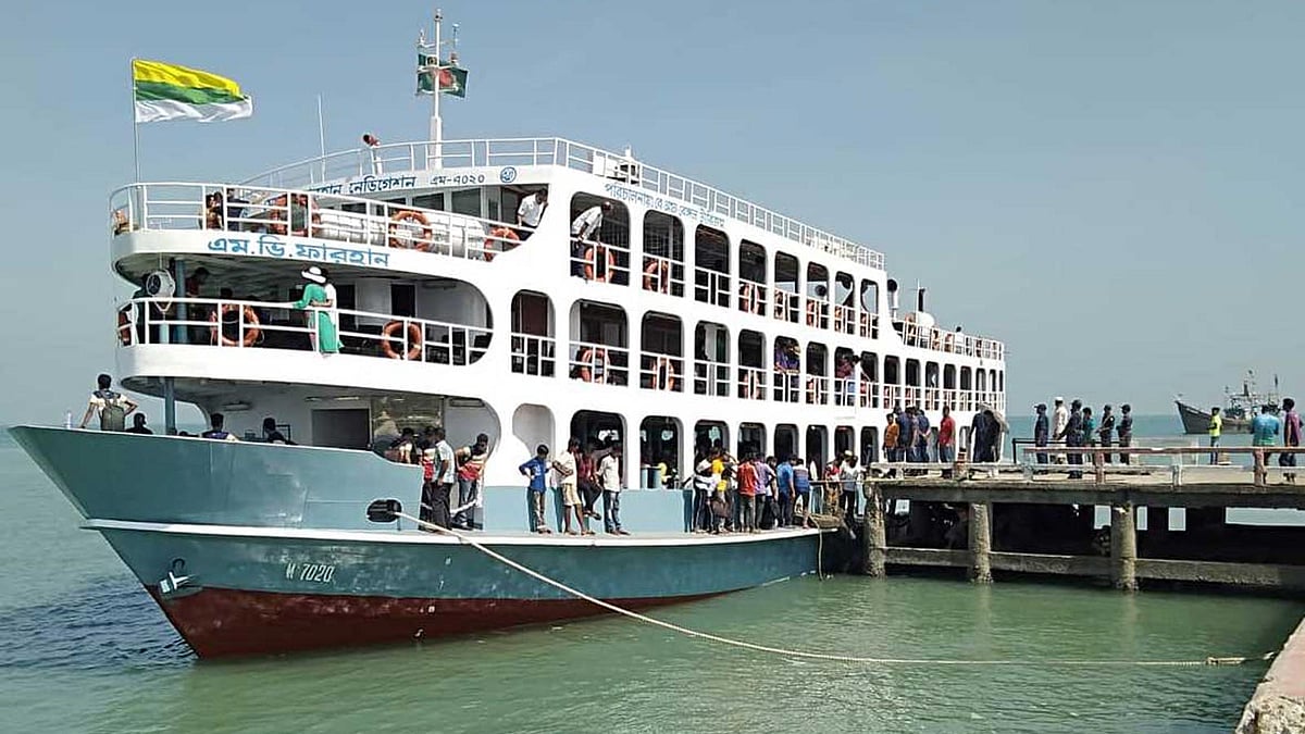 টেকনাফ-সেন্ট মার্টিন নৌপথের পর্যটকবাহী জাহাজ