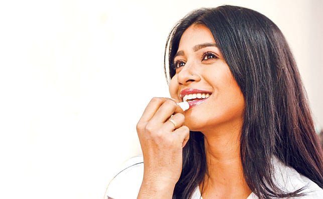 শীতে ঠোঁট ফাটে, তাই দরকার হয় নিয়মিত যত্নের। মডেল: তানহা