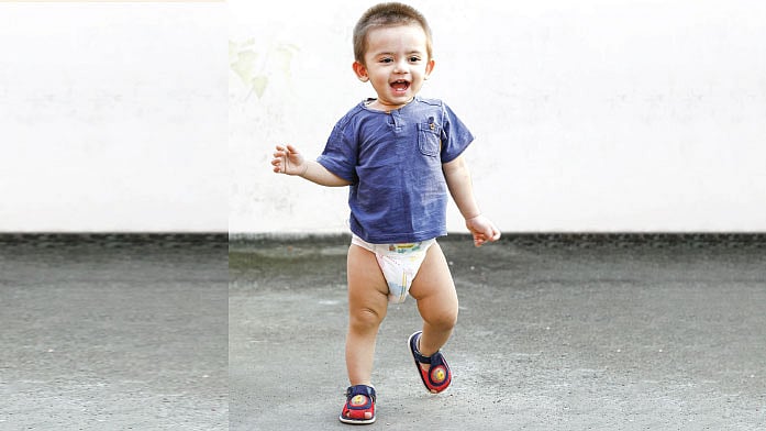 সাধারণত শিশুরা ১২-১৮ মাসের মধ্যে সম্পূর্ণভাবে হাঁটতে শেখে