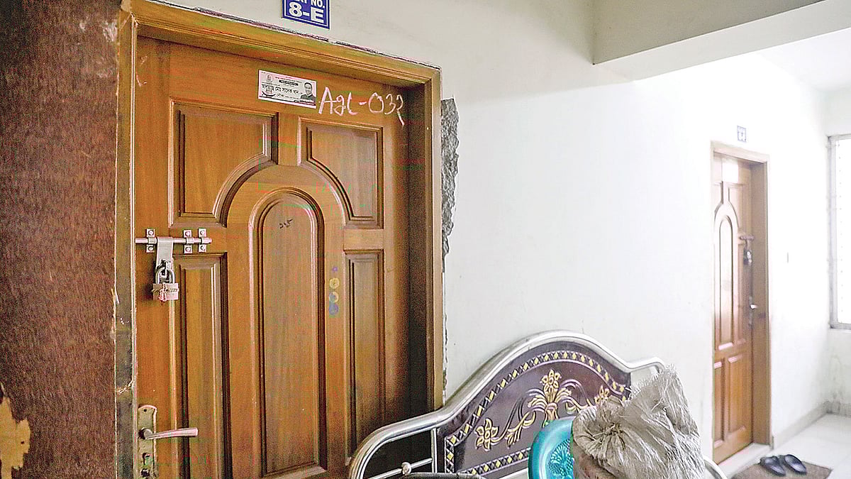 এর আগেও রাজধানীর কলেজ গেট এলাকায় মুক্তিযোদ্ধা টাওয়ার-১–এ উচ্ছেদ অভিযান চালিয়ে ফ্ল্যাট সিলগালা করা হয়