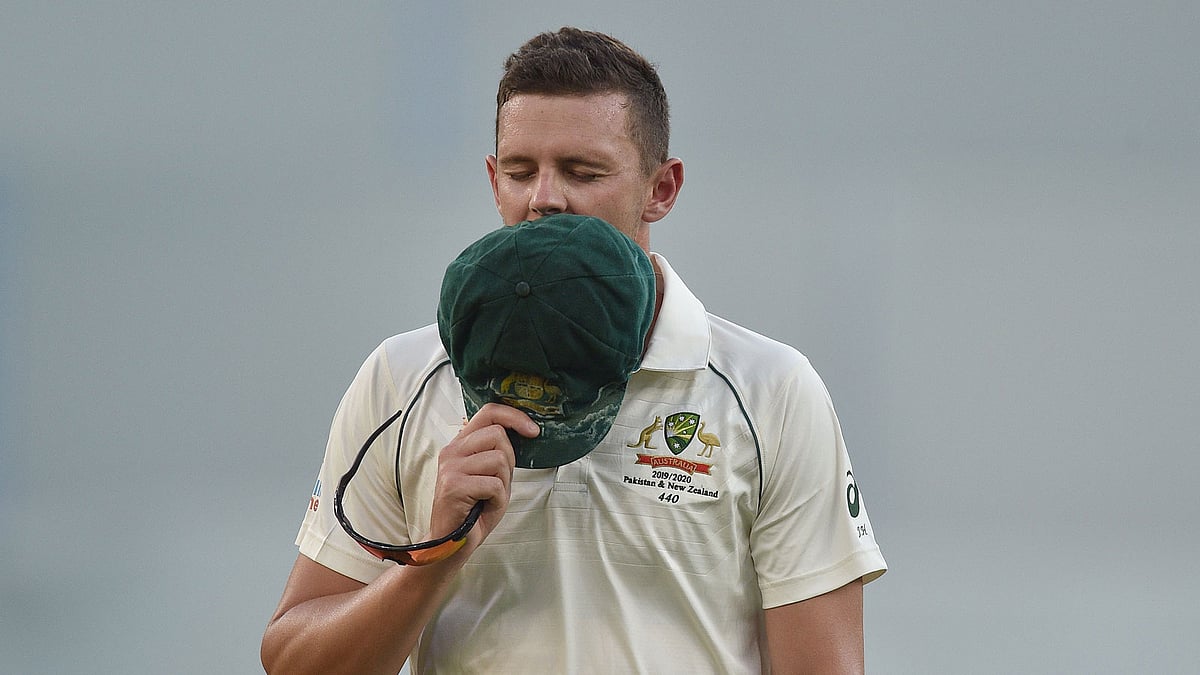 অস্ট্রেলীয় বোলাররা বলের বিকৃতি হয়েছে এটা জানবেন না, সেটা কীভাবে হয়, প্রশ্ন অনেকের।