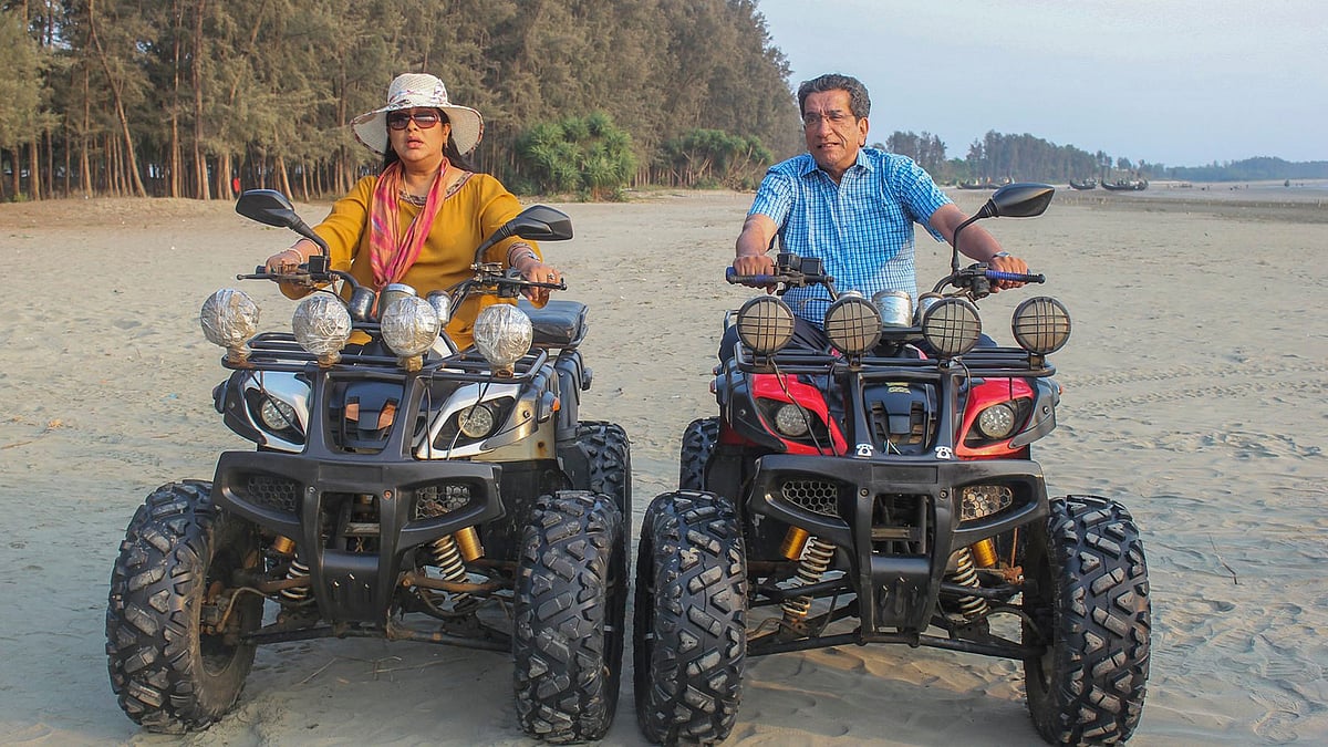 ‘গণ্ডি’ সিনেমার দৃশ্যে সব্যসাচী চক্রবর্তী আর সুবর্ণা মুস্তফা