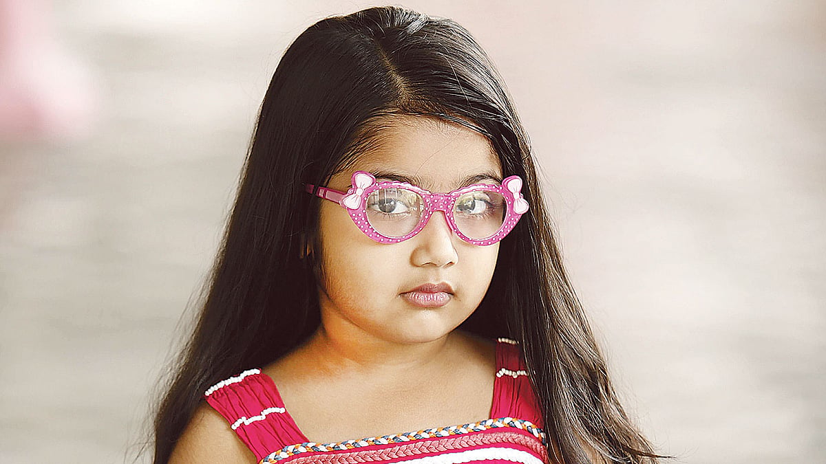 আপুর চশমা ধার নিলাম
