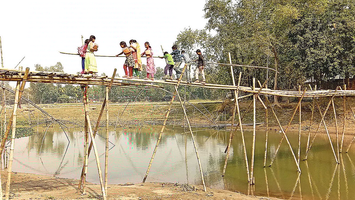 সাঁকোর ওপর দিয়ে ঝুঁকি নিয়ে পার হচ্ছে শিশুরা। রংপুরের পীরগাছা উপজেলার প্রতিপাল গ্রামে বুড়াইল নদের ওপর।