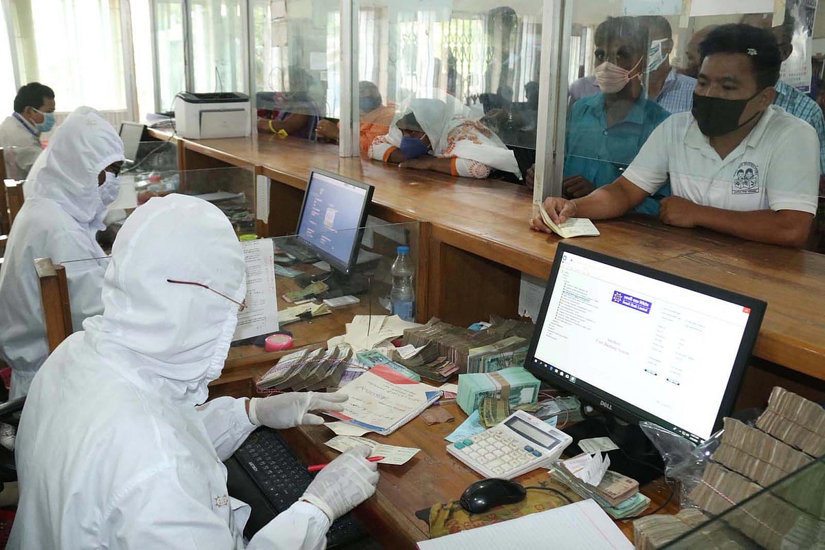 ব্যাংকে নারী কর্মী