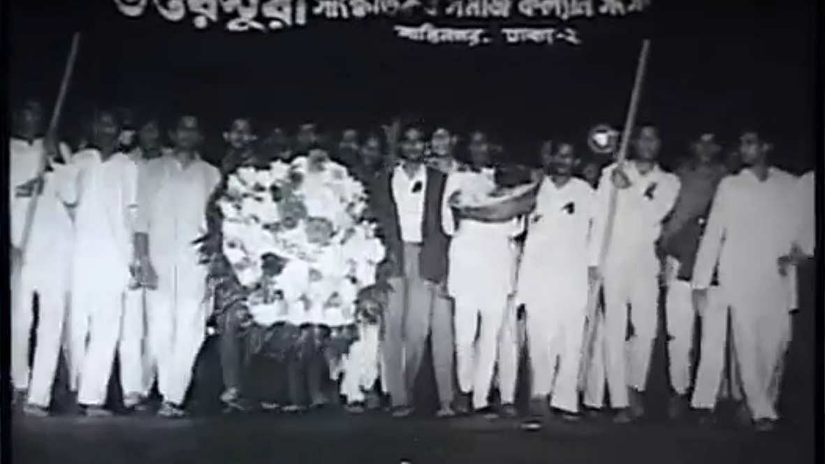 ‘জীবন থেকে নেয়া’ ছবিতে প্রভাতফেরীর দৃশ্য। ছবি: ইউটিউব থেকে