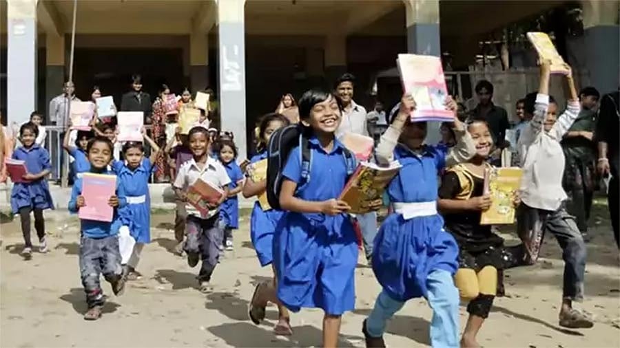 বই হাতে প্রাথমিকের শিক্ষার্থীরা 