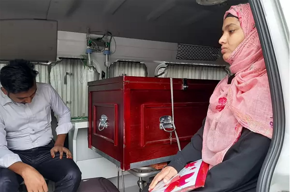 আবিরন বেগমের মরদেহ সৌদি আরব থেকে দেশে আসে ২০১৯ সালের ২৪ অক্টোবর। বোন আবিরনের লাশ নিতে বিমানবন্দরে আসেন ছোট বোন রেশমা খাতুন (বাঁয়ে)। সৌদি আরব থেকে স্বজনদের লাশ আসার অপেক্ষায় আছেন আফিয়া খাতুন, ইয়াসমীন বেগম ও সুমি আক্তার (ছবিতে নেই)