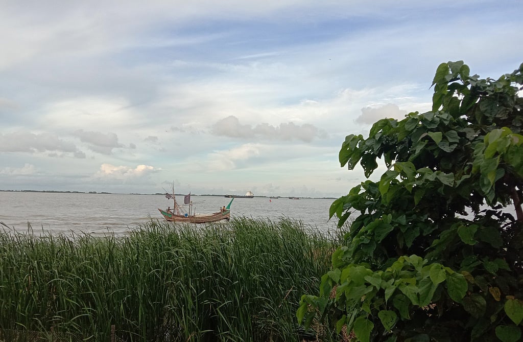 ভোলায় মেঘনা নদী