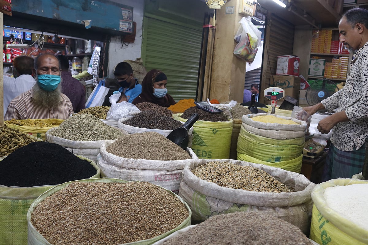 বাজার করছেন ক্রেতারা